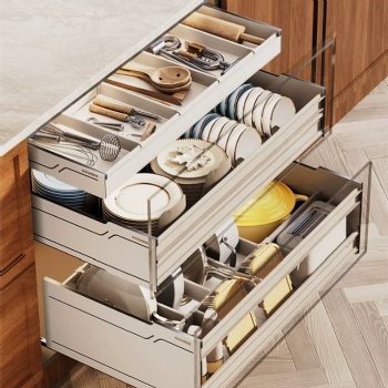 Cabinet pullout basket
