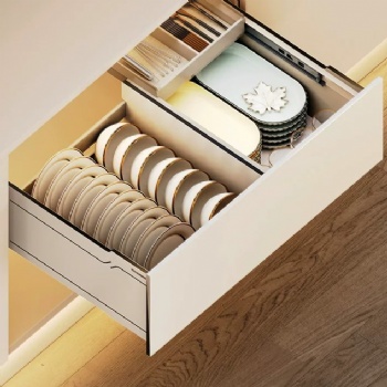 Cabinet pullout basket