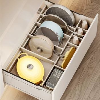 Cabinet pullout basket