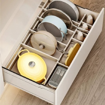 Cabinet pullout basket