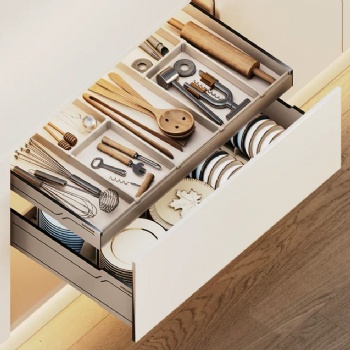 Cabinet pullout basket